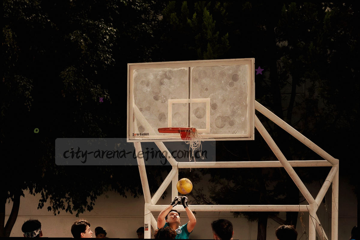 夜间灯光下，编辑人员在多块屏幕前维护赛程与签表数据